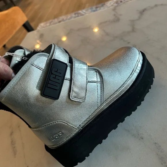 UGG NEUMEL PLATFORM LEATHER KIDS Boots Silver and black New size 4 Kids