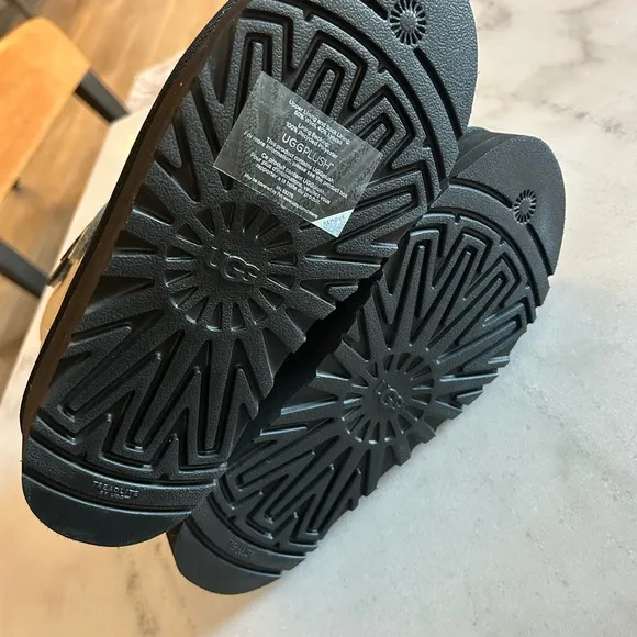 UGG NEUMEL PLATFORM LEATHER KIDS Boots Silver and black New size 4 Kids