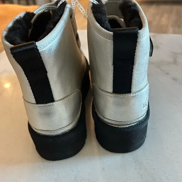 UGG NEUMEL PLATFORM LEATHER KIDS Boots Silver and black New size 4 Kids