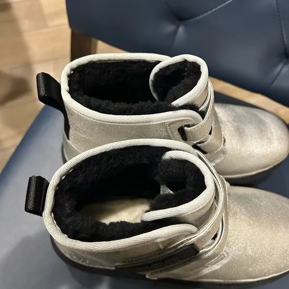 UGG NEUMEL PLATFORM LEATHER KIDS Boots Silver and black New size 6 Kids
