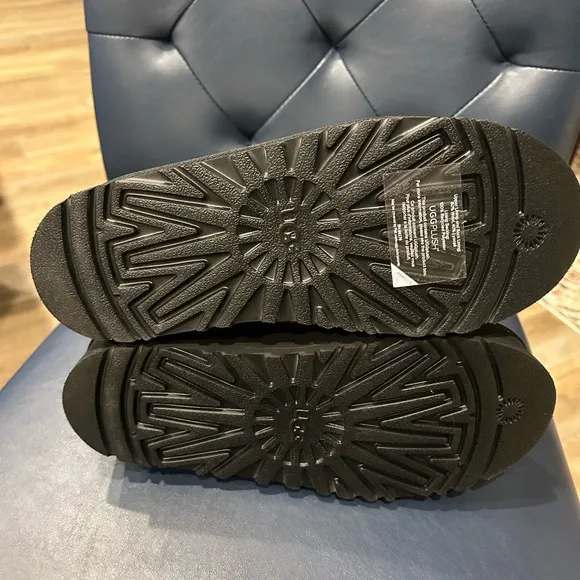 UGG NEUMEL PLATFORM LEATHER KIDS Boots Silver and black New size 6 Kids