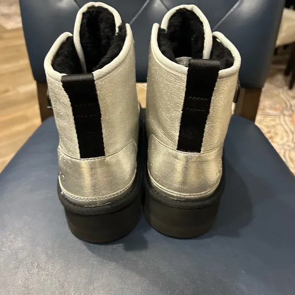UGG NEUMEL PLATFORM LEATHER KIDS Boots Silver and black New size 6 Kids