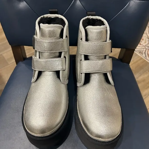 UGG NEUMEL PLATFORM LEATHER KIDS Boots Silver and black New size 6 Kids