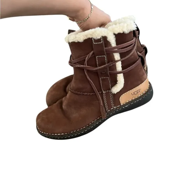 UGG Nubuk Cove Sherpa Suede Leather Brown Short Boots