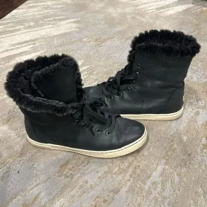 Ugg Sherpa leather suede lace up boots black size 9 in good pre owned condition