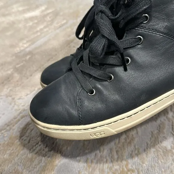 Ugg Sherpa leather suede lace up boots black size 9 in good pre owned condition
