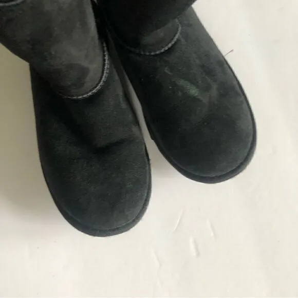 UGG two Bailey bow black ankle shearling lined slip on boots size 6