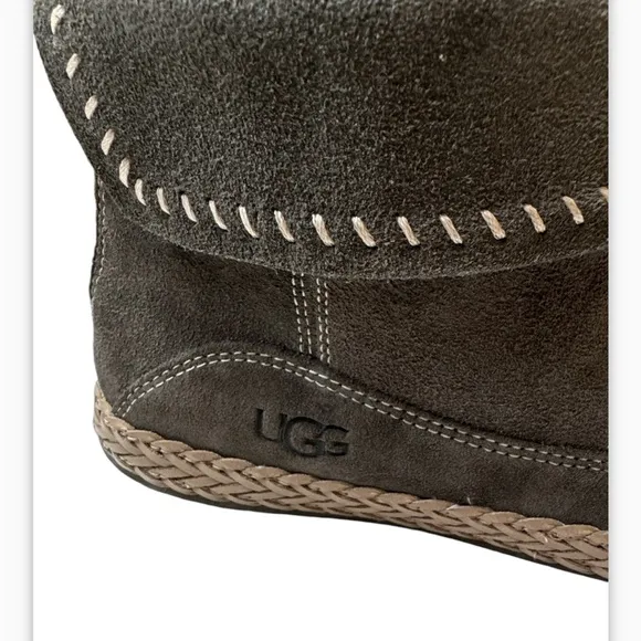 UGG Varney Women’s Moccasin Suede Ankle Boots size 6