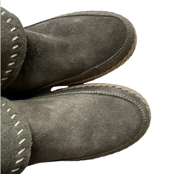 UGG Varney Women’s Moccasin Suede Ankle Boots size 6
