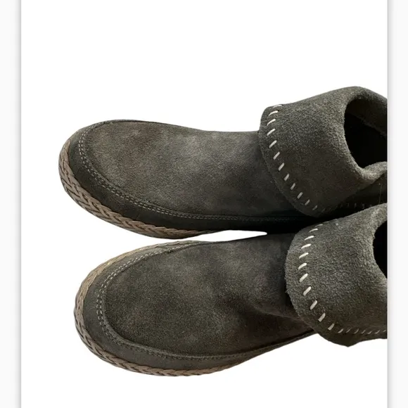 UGG Varney Women’s Moccasin Suede Ankle Boots size 6