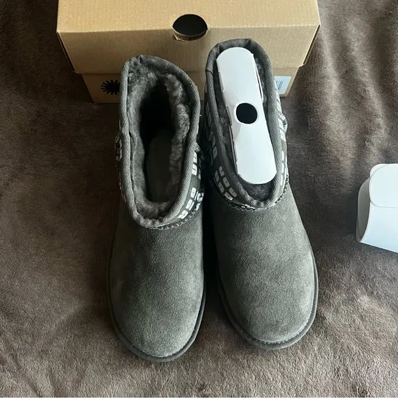 UGG W CLASSIC MINI II GRAPHIC LOGO BOOTS