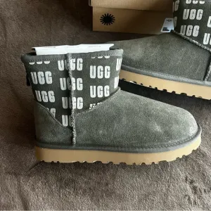 UGG W CLASSIC MINI II GRAPHIC LOGO BOOTS