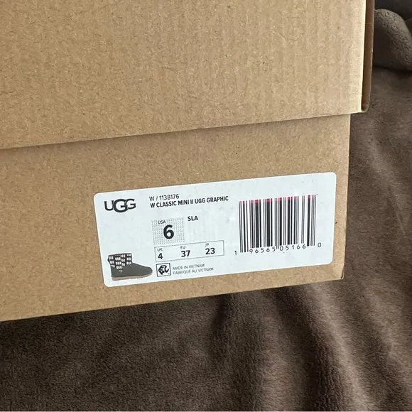 UGG W CLASSIC MINI II GRAPHIC LOGO BOOTS