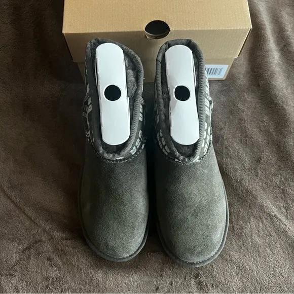 UGG W CLASSIC MINI II GRAPHIC LOGO BOOTS