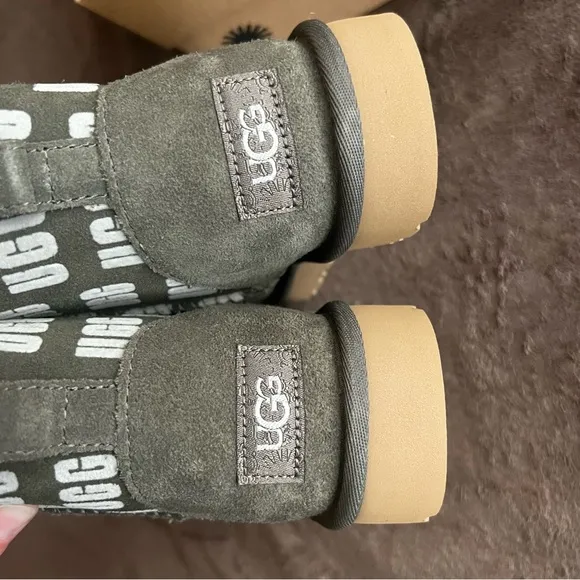 UGG W CLASSIC MINI II GRAPHIC LOGO BOOTS