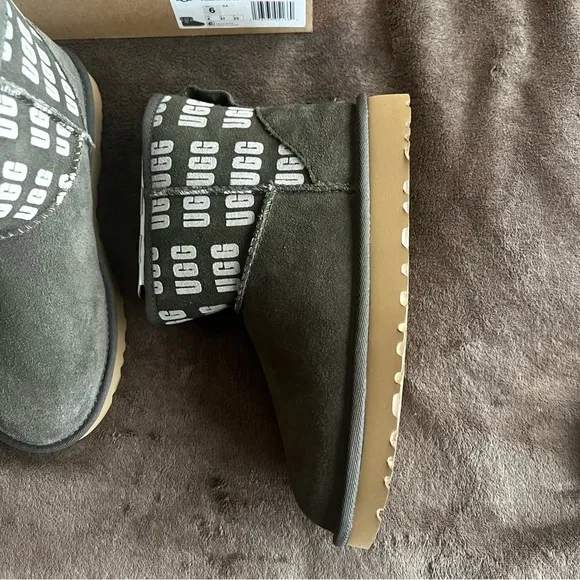 UGG W CLASSIC MINI II GRAPHIC LOGO BOOTS