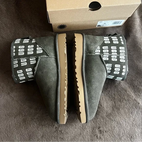 UGG W CLASSIC MINI II GRAPHIC LOGO BOOTS