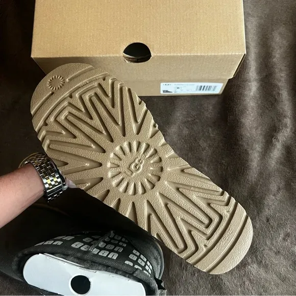 UGG W CLASSIC MINI II GRAPHIC LOGO BOOTS