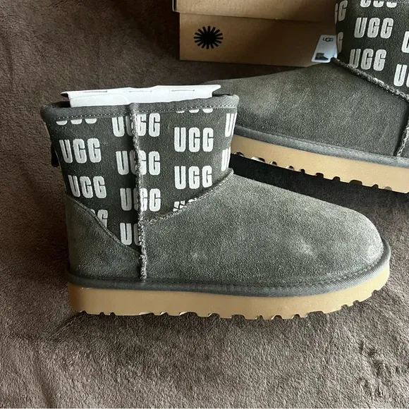UGG W CLASSIC MINI II GRAPHIC LOGO BOOTS
