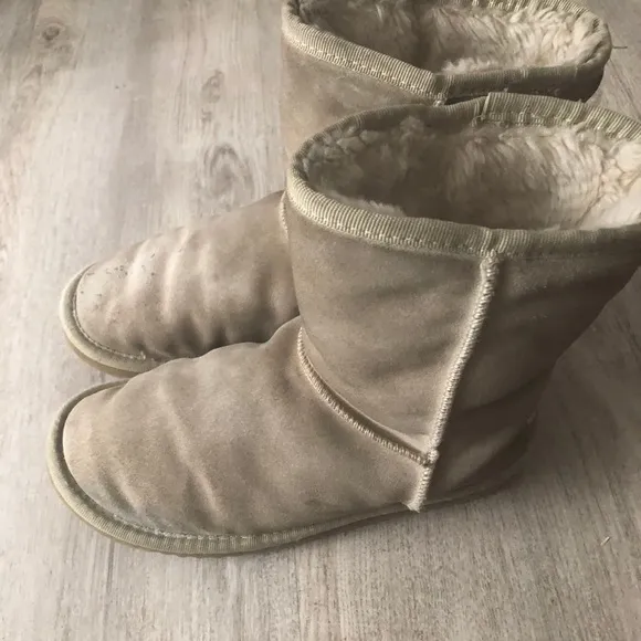 UGG WOMEN CLASSIC BOOTS SIZE 7-8