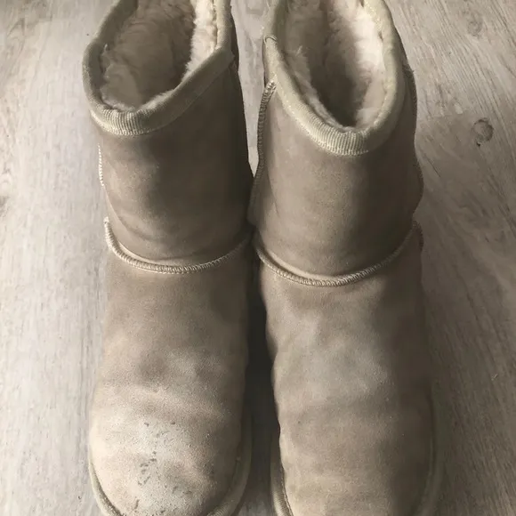 UGG WOMEN CLASSIC BOOTS SIZE 7-8
