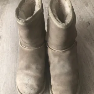 UGG WOMEN CLASSIC BOOTS SIZE 7-8