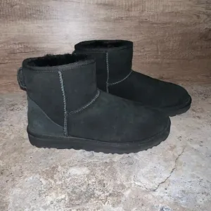 UGG Women's Classic Mini II Boots Size 9 Black 1016222 Sheepskin Ankle Slip On