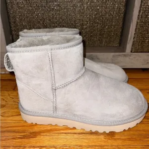 UGG Women’s Light Gray Classic Mini II Boots Size 7 NEW