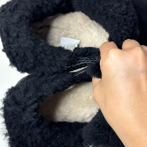 UGG Women's Mckay Ankle Boots Black Sheepskin Suede Fur Lined Size 8