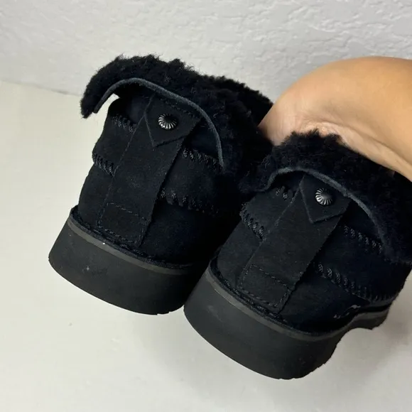 UGG Women's Mckay Ankle Boots Black Sheepskin Suede Fur Lined Size 8