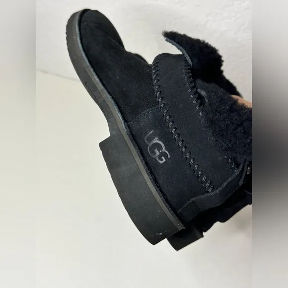 UGG Women's Mckay Ankle Boots Black Sheepskin Suede Fur Lined Size 8