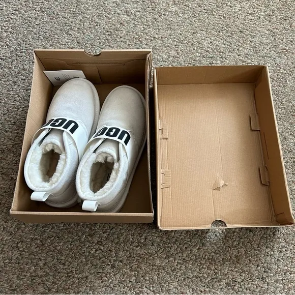 UGG Women's Neumel II Graphic Chukka Boots White Size 8