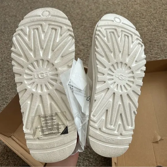 UGG Women's Neumel II Graphic Chukka Boots White Size 8
