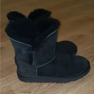 Ugg Black Leather Woollined Boots