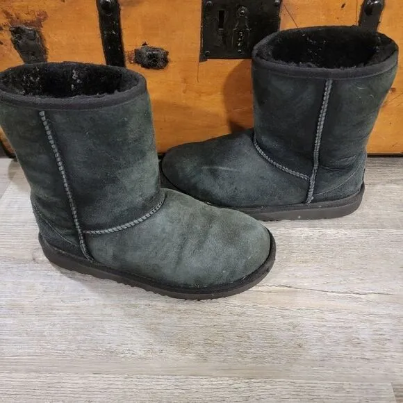 UGG Kids Classic II Boots black size 5 (Youth)