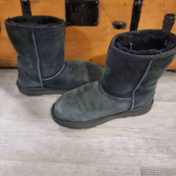 UGG Kids Classic II Boots black size 5 (Youth)