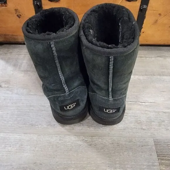UGG Kids Classic II Boots black size 5 (Youth)
