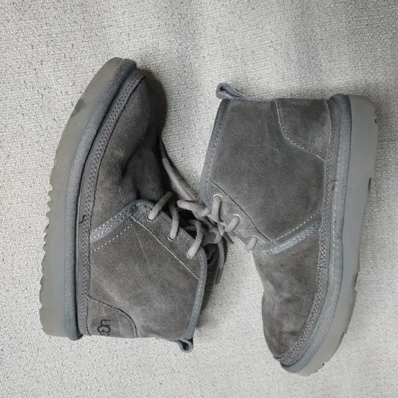 Uggs Neumel 11 Chukka Kids gray boots Sz 1