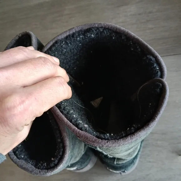 UgGS Women's Black Suede Boots size 11 good condition