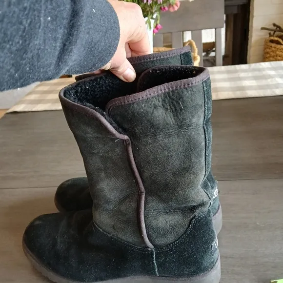 UgGS Women's Black Suede Boots size 11 good condition