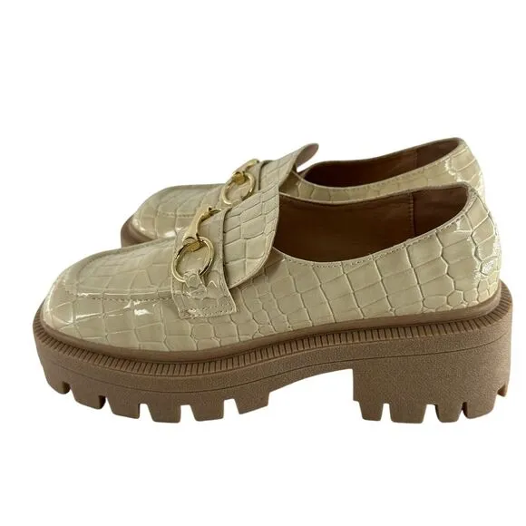 Urban Outfitters Loafers Womens 7 Cream Faux Patent Leather Chunky Platform NEW