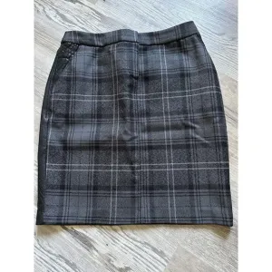 VERA WANG Women’s Plaid Lambs Wool Leather Straight Mini Skirt Size 4