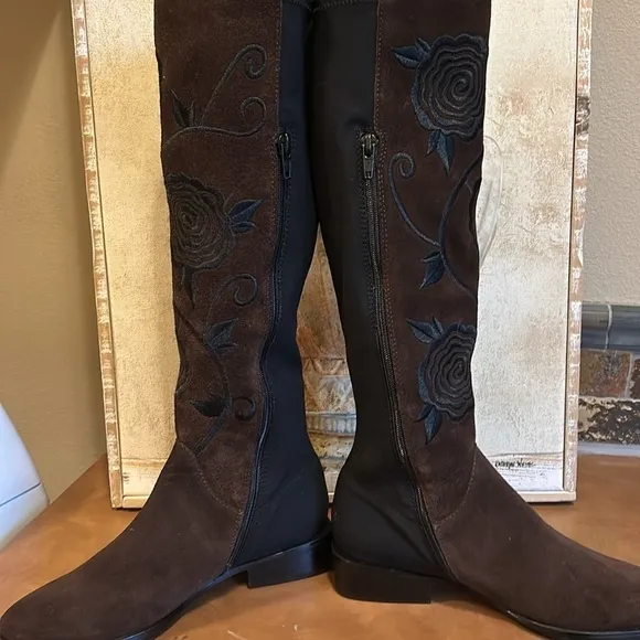 VERO CUIO Brown&amp; Black Suede Tall Boots with Black Embroidered Roses  Women’s 5