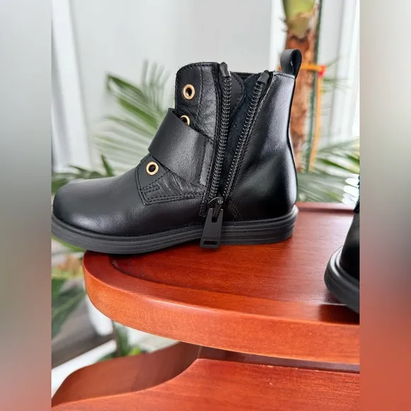 VERSACE Baby Girls Golden Buckle Boots in Black - size EUR22/US6