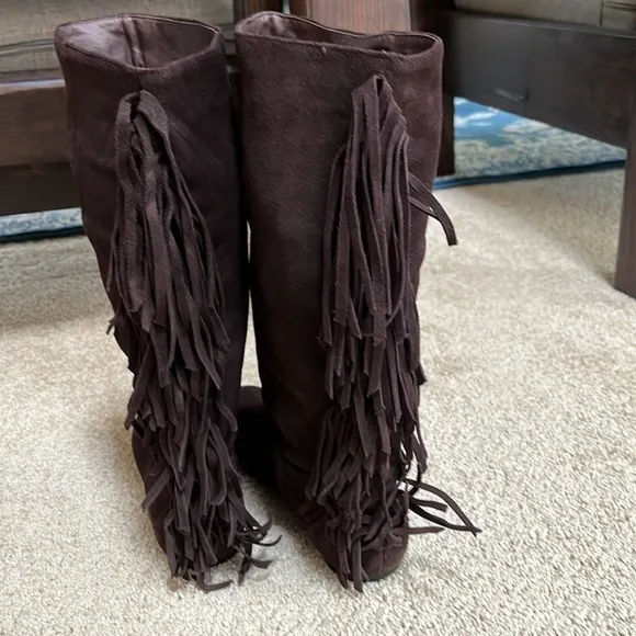 Very Volatile dark brown SZ 8, suede fringed boots.
