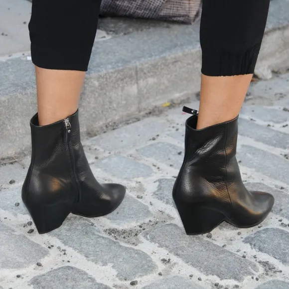Vic Matie Black Leather Ankle Boots with Shell-Sha
