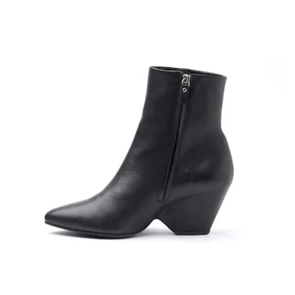 Vic Matie Black Leather Ankle Boots with Shell-Sha