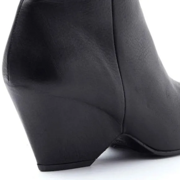 Vic Matie Black Leather Ankle Boots with Shell-Sha