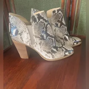 VINCE CAMUTO WOMENS SLIP-ON‎ ANKLE BOOTS/BOOTIE LEATHER SNAKE DESIGN SIZE 10
