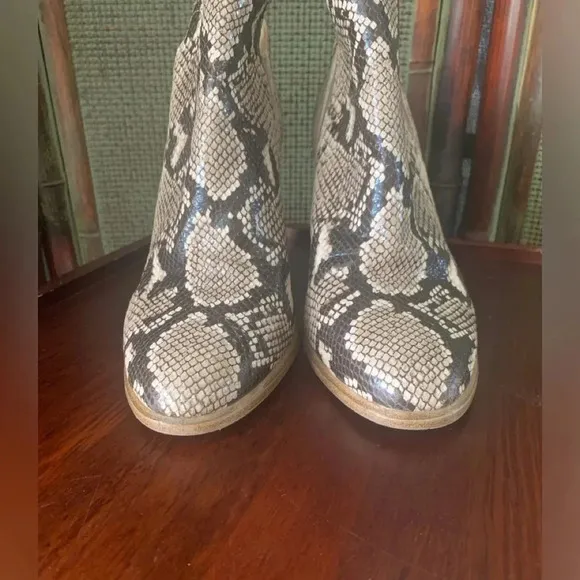 VINCE CAMUTO WOMENS SLIP-ON‎ ANKLE BOOTS/BOOTIE LEATHER SNAKE DESIGN SIZE 10